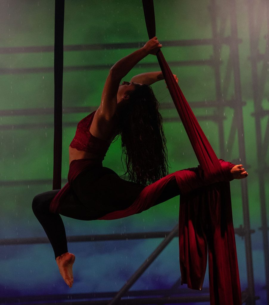 Mujer con acrotelas