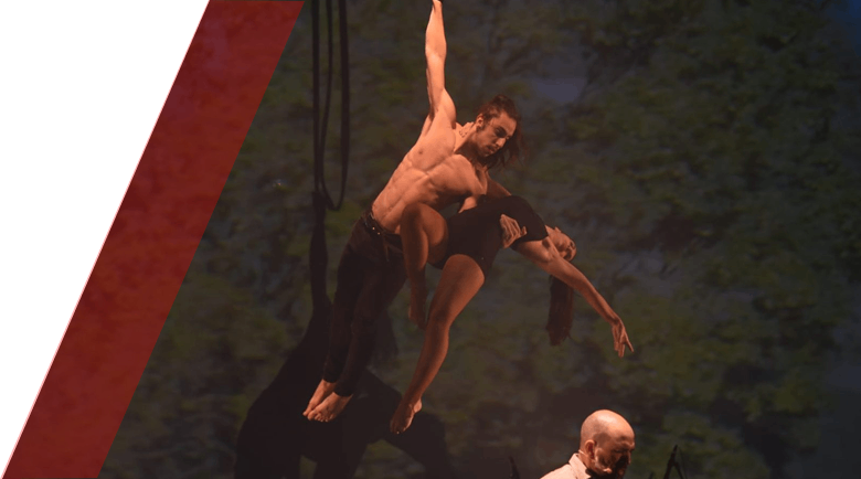 Pareja haciendo acrobacias